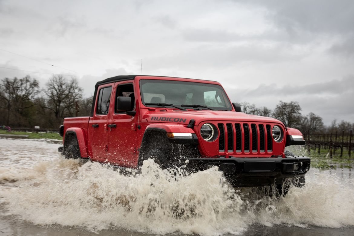 07-jeep-gladiator-rubicon-2020-dynamic--exterior--off-road--red-