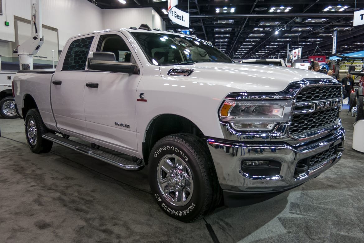01-ram-2500-hd-tradesman-2019-angle--exterior--front--white.jpg
