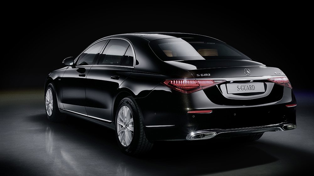 Mercedes-Benz S 680 GUARD 4MATIC (Kraftstoffverbrauch kombiniert (NEFZ): xx,x l/100 km; CO2-Emissionen kombiniert (NEFZ): xxx g/km); Exterieur: onyxschwarz metallic; Interieur: Leder Exclusiv sienabraun/schwarz // Mercedes-Benz S 680 GUARD 4MATIC (combined fuel consumption (NEDC): xx.x l/100 km; combined CO2 emissions (NEDC): xxx g/km; exterior: onyx black metallic; interior: Leather exclusive siena brown/black