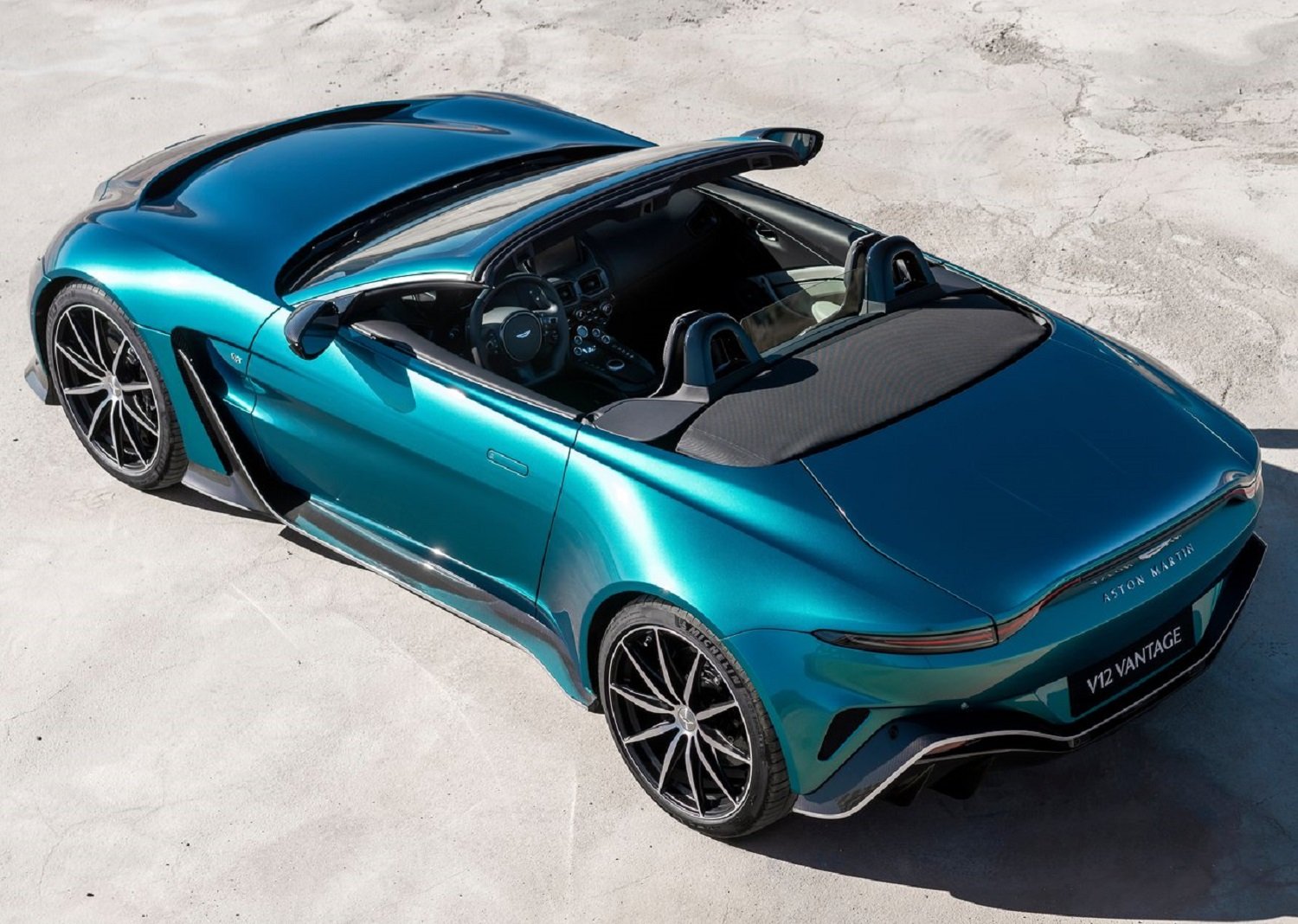 Aston Martin premieres V12 Vantage Roadster