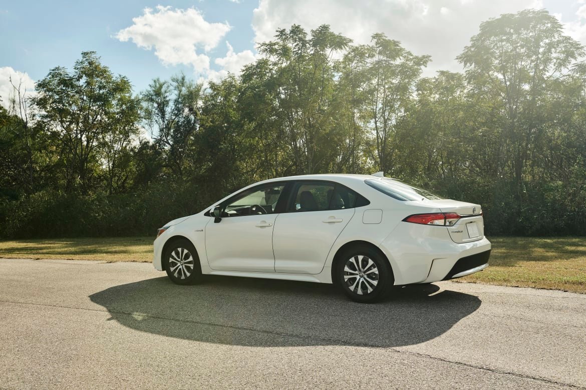 06-toyota-corolla-hybrid-2020-angle--exterior--rear--white.jpg