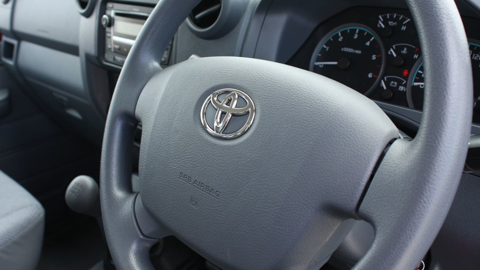 2010_toyota_landcruiser_76_wagon_gxl_70-series_road-test-review_51_interior.jpg