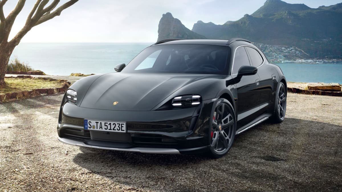 Video: You can’t park there mate – Porsche Taycan crashes under Porsche Macan-0