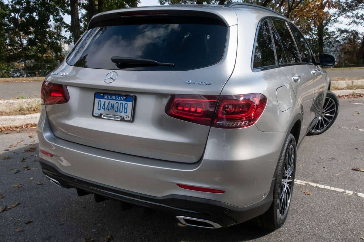 mercedes-benz-glc-300-2020-angle--exterior--rear--silver-05.jpg