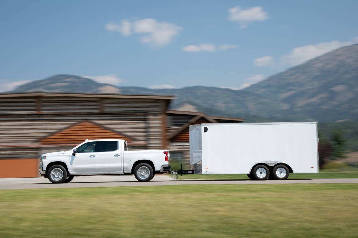 03-chevrolet-silverado-2019-dynamic--exterior--mountains--profile--tow--white.jpg