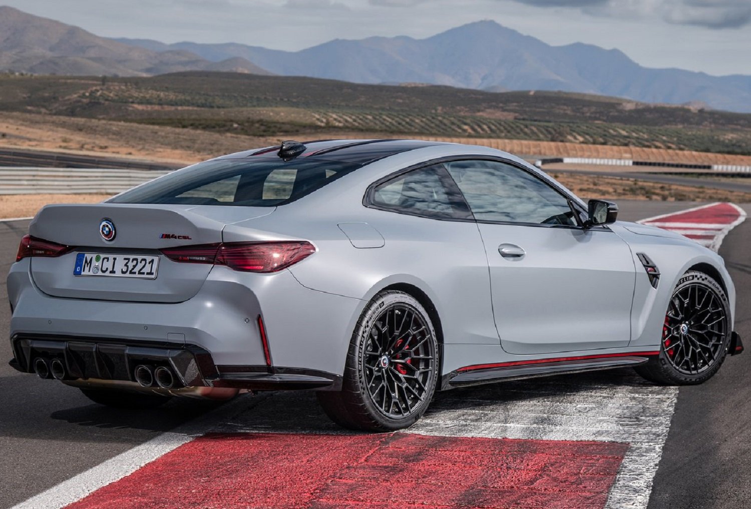 BMW M4 CSL revealed