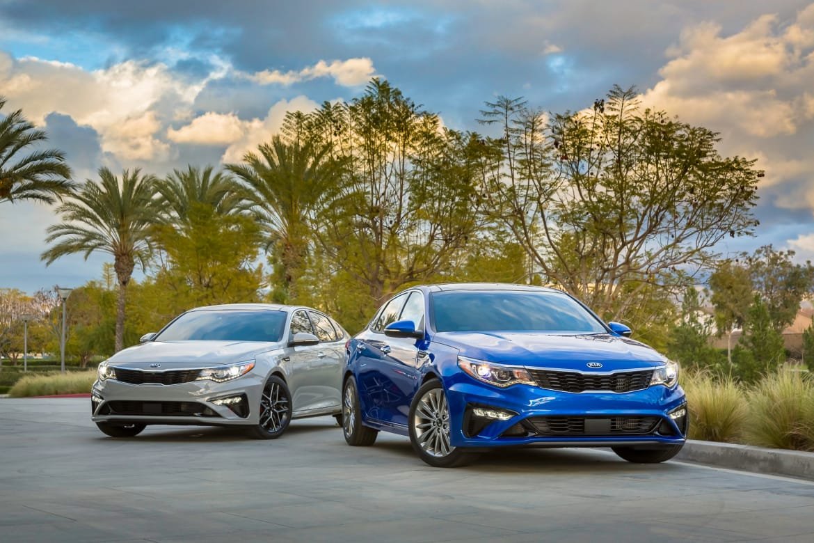 01-kia-optima-2019-angle--blue--exterior--front--white.jpg