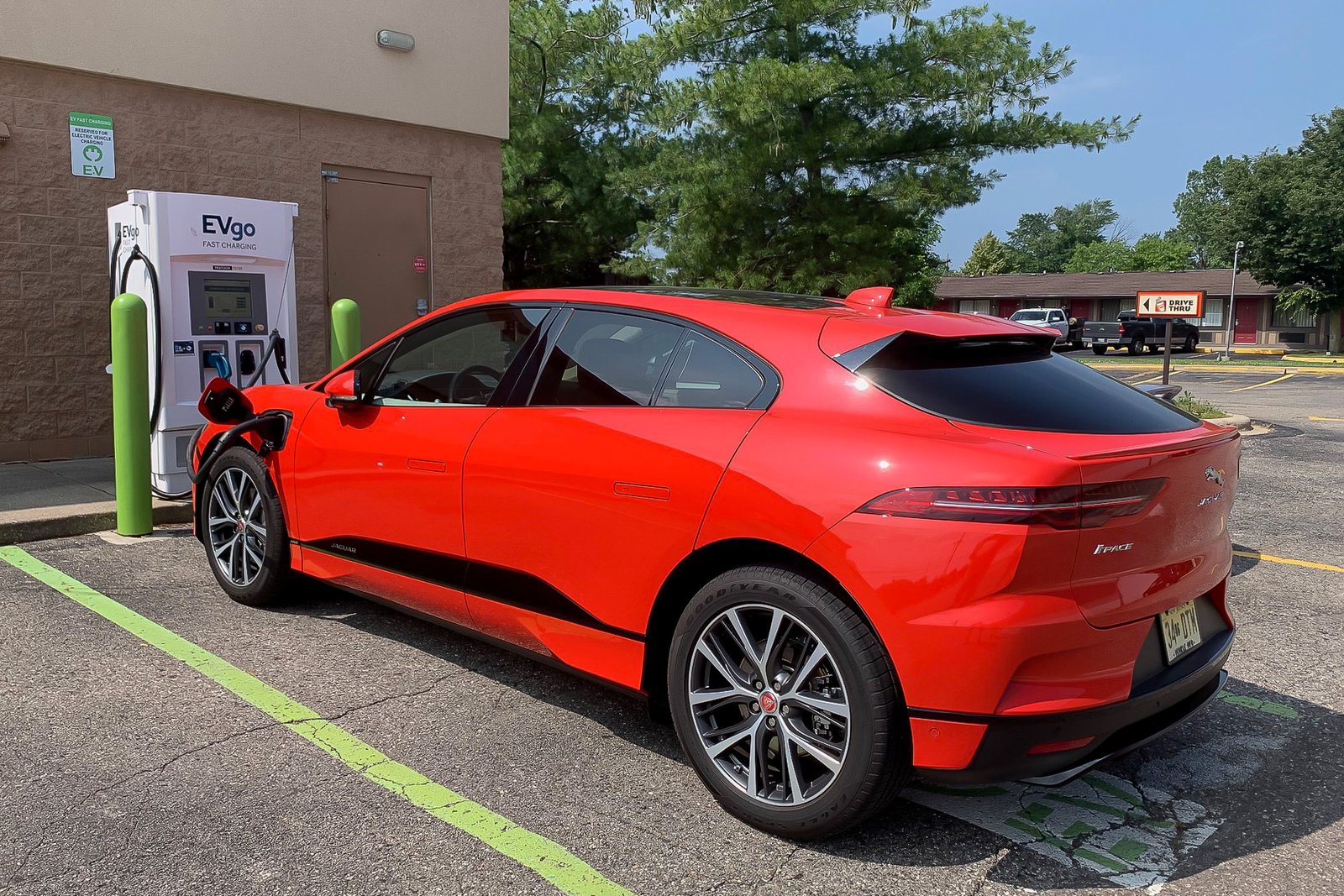jaguar-i-pace-2019-01-angle--charging-station--exterior--rear--red.jpg