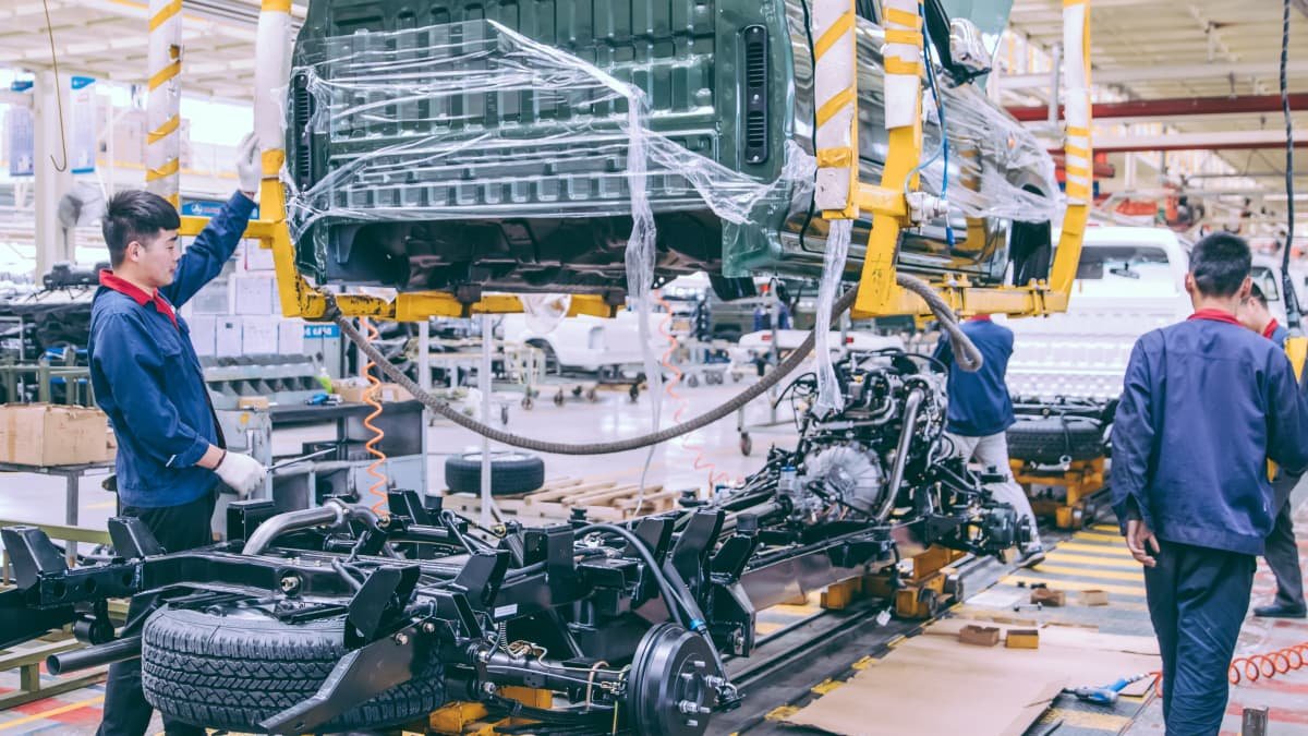 Chinese auto workers confined to factories to combat COVID-19-0