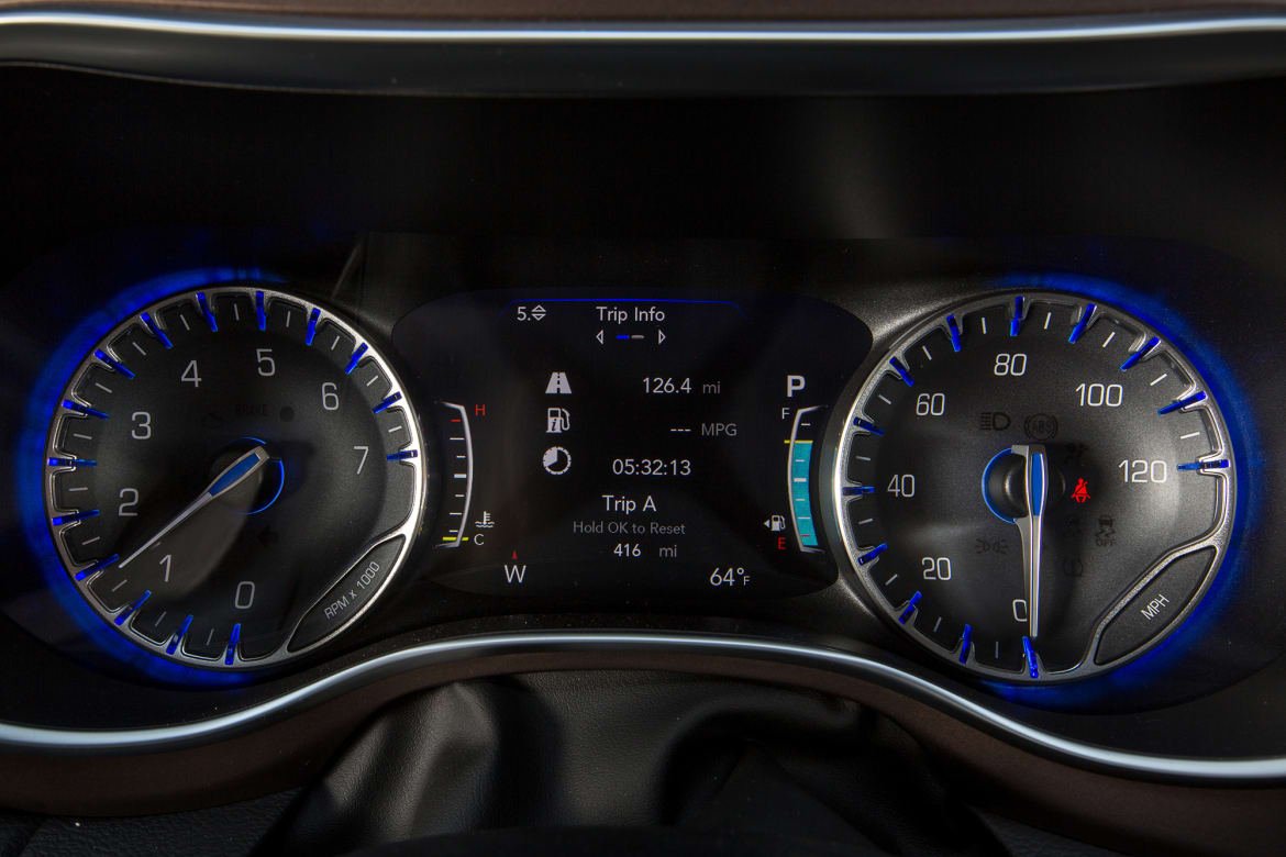 24-chrysler-pacifica-2017-instrument-panel--interior.jpg