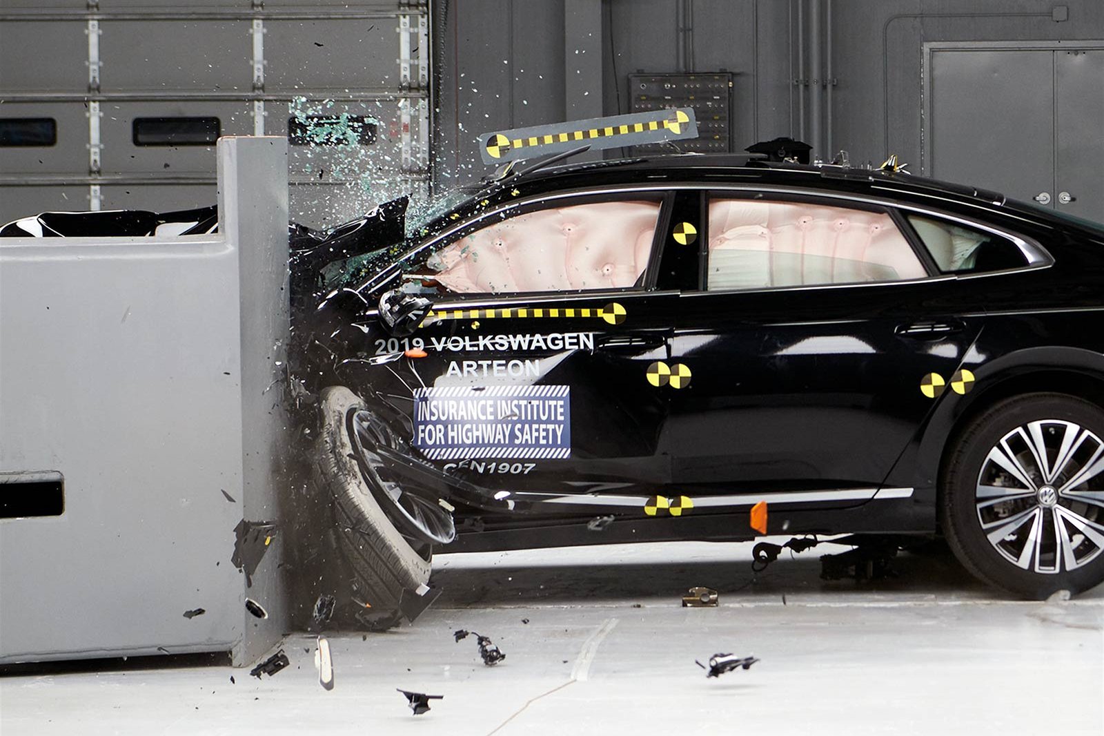 2019-Volkswagen-Arteon-black-crash-iihs-crash-test