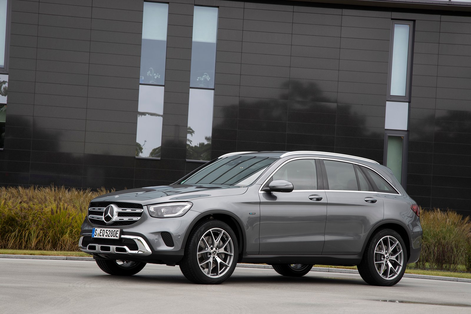 Mercedes-Benz GLE 350 de 4MATIC und GLC 300 e 4MATIC: Neue Plug-in-Hybride der dritten Generation: Der nächste Sprung bei der ReichweiteMercedes-Benz GLE 350 de 4MATIC and GLC 300 e 4MATIC: New third-generation plug-in hybrids: The next jump in operati