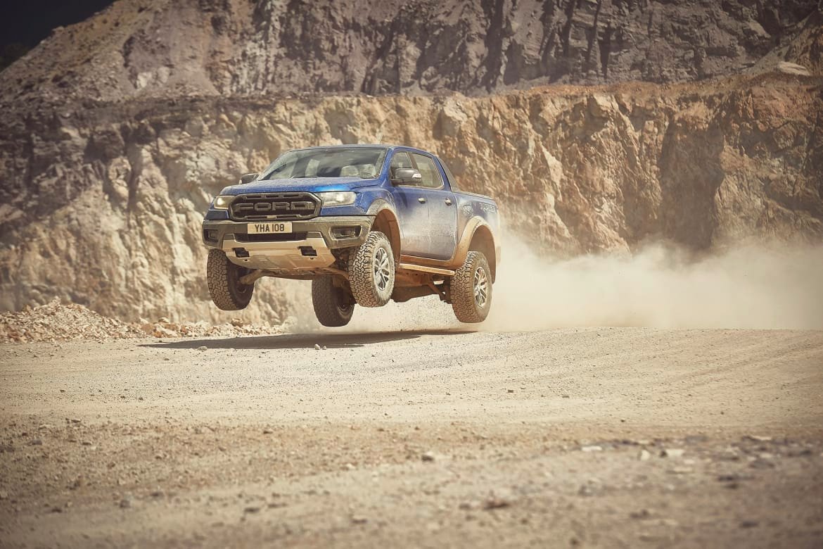 2018_FORD_RANGER_RAPTOR_WILDTRAK_Shot9_34FrontDynamic_Jump_01.jp