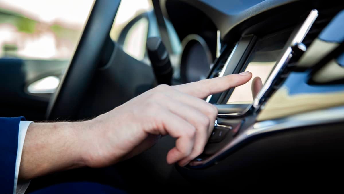 Former Apple design boss calls for physical buttons to return to car interiors-0