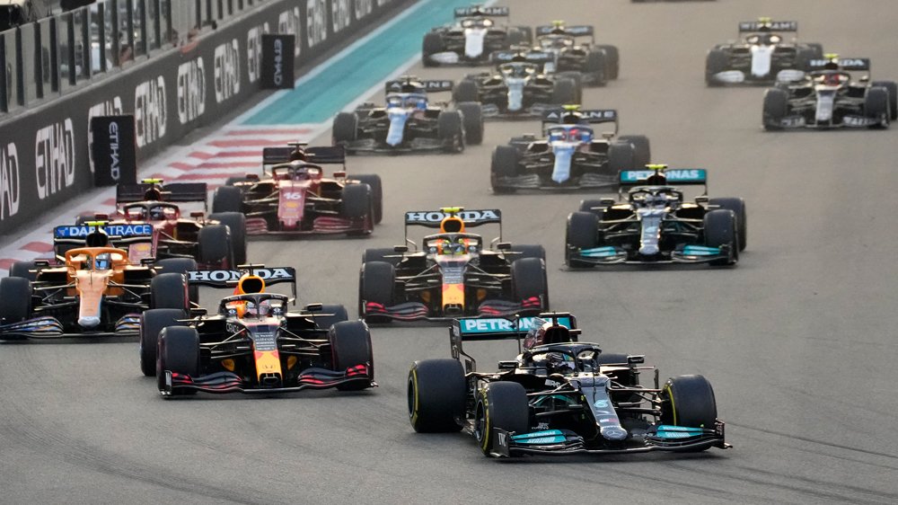 Lewis Hamilton leads the field at the start of the 2021 Abu Dhabi Grand Prix.