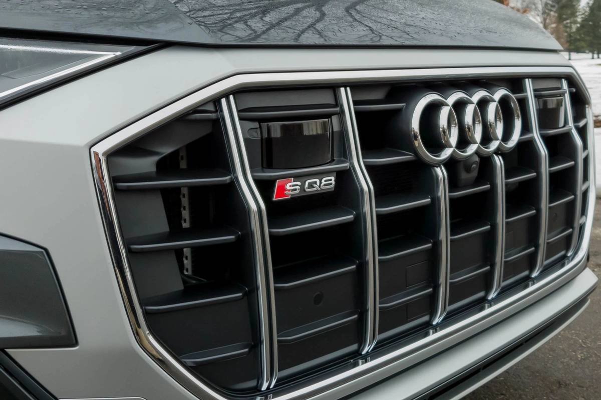 audi-sq8-2020-02-exterior--front--gray--grille--logo.jpg