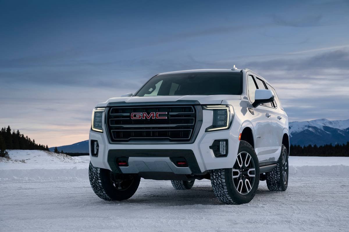 gmc-yukon-at4-2021-04-angle--exterior--front--white.jpg