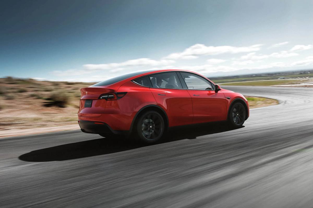 tesla-model-y-01-dynamic--oem--rear-angle--red.jpg