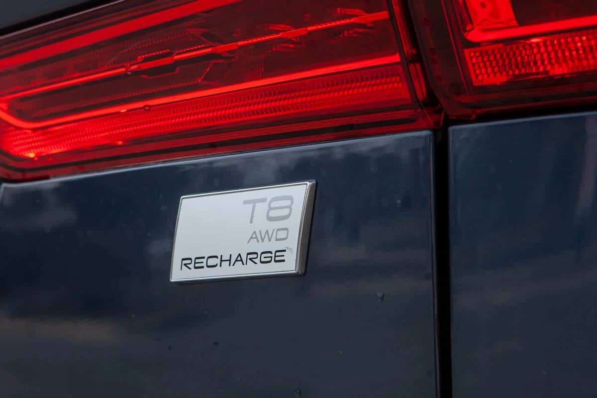 volvo-xc60--recharge-t8-inscription-2021--08-blue--exterior--rear--taillight--trim-emblem.jpg