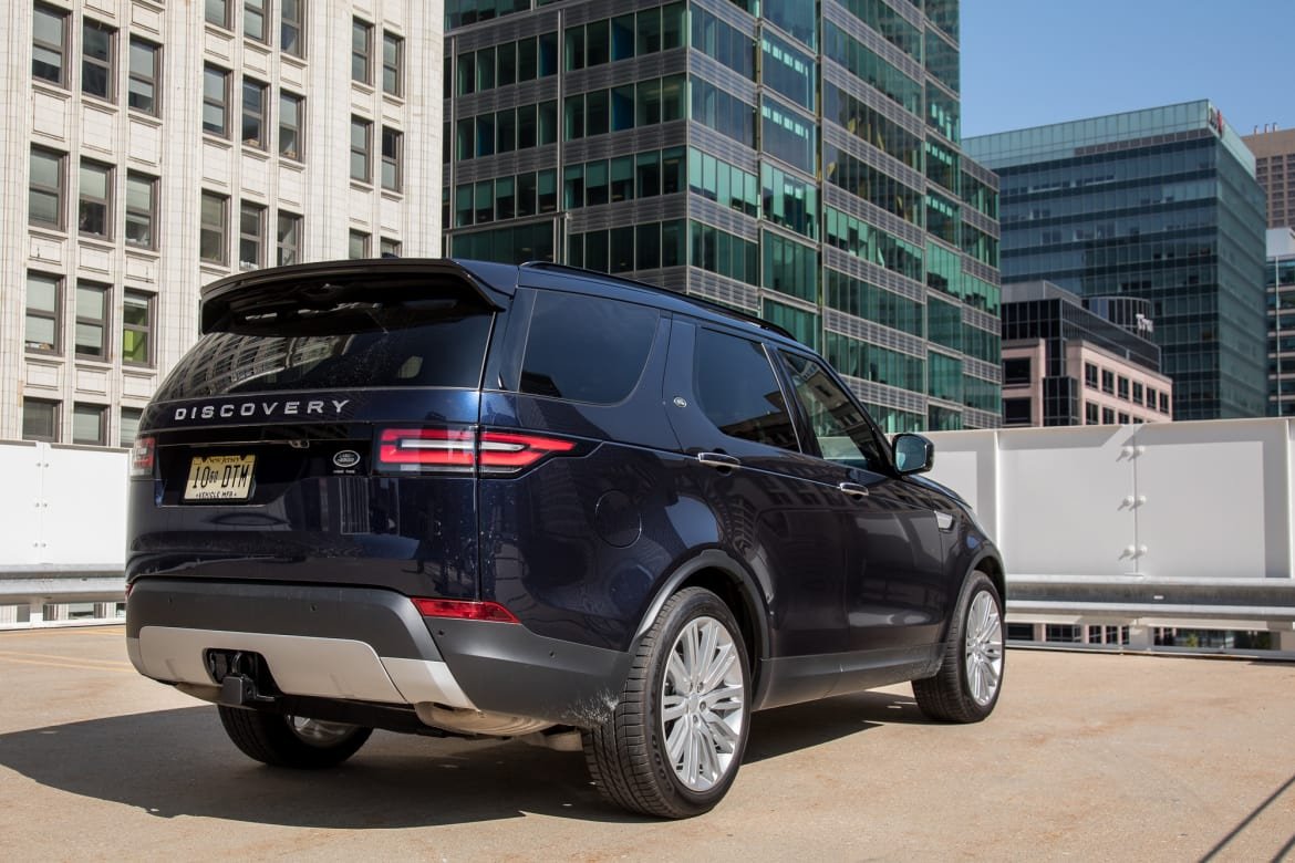 06-land-rover-discovery-2018-blue--exterior--rear-angle.jpg