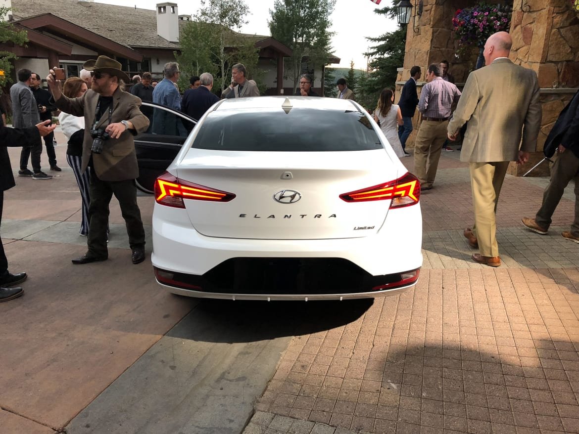 04-hyundai-elantra-2019-exterior--rear--white.jpg