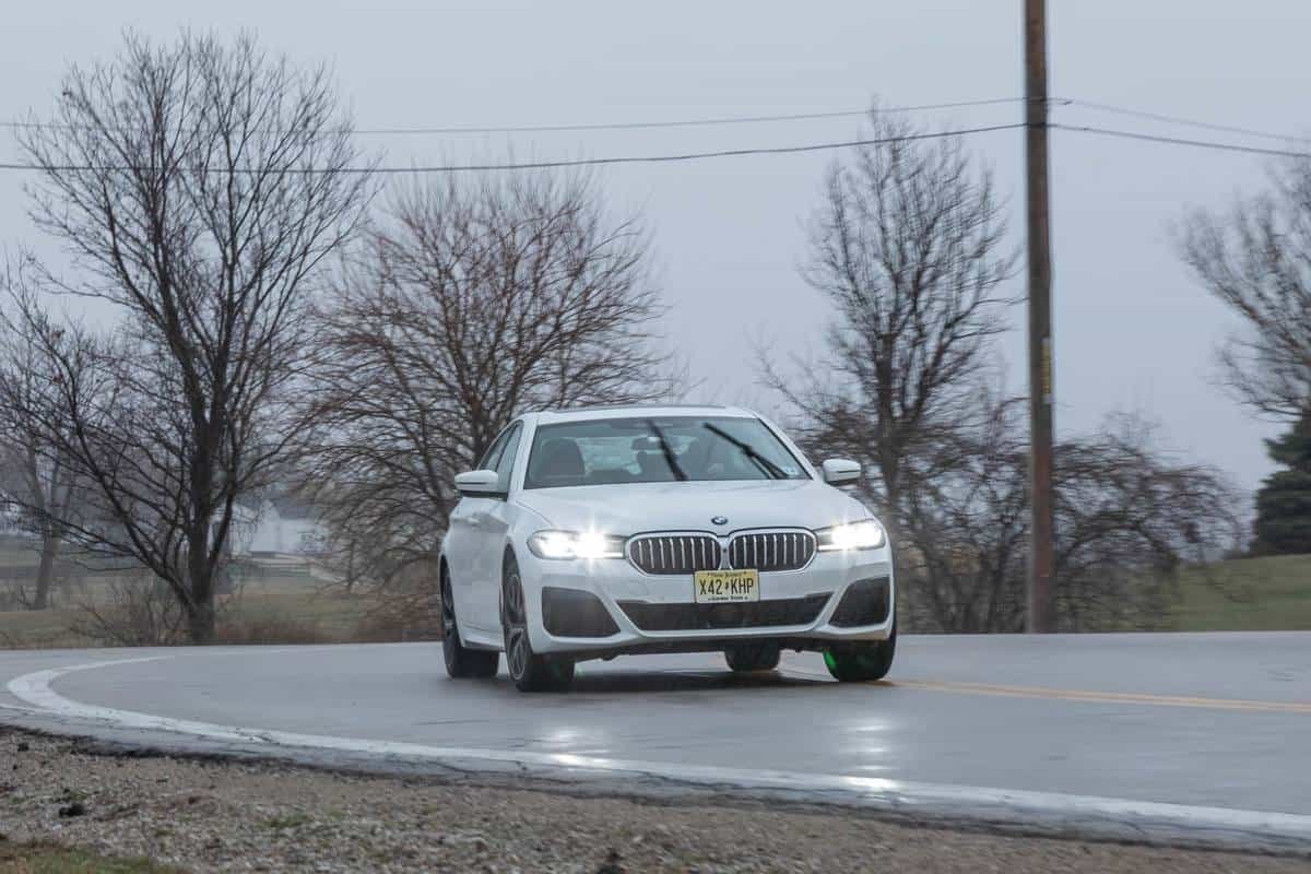 bmw-540i-x-drive-2021--03-angle--dynamic--exterior--front--white.jpg