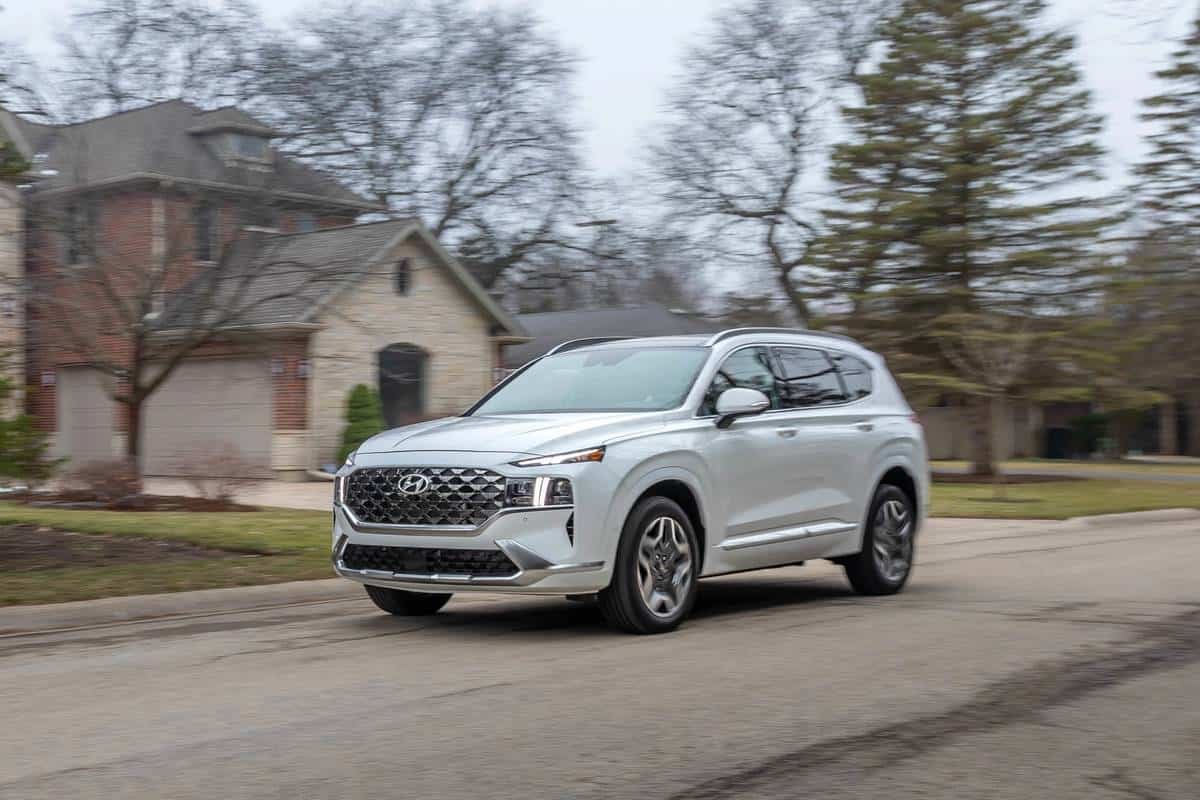 hyundai-santa-fe-2021--01-angle--dynamic--exterior--front--white.jpg