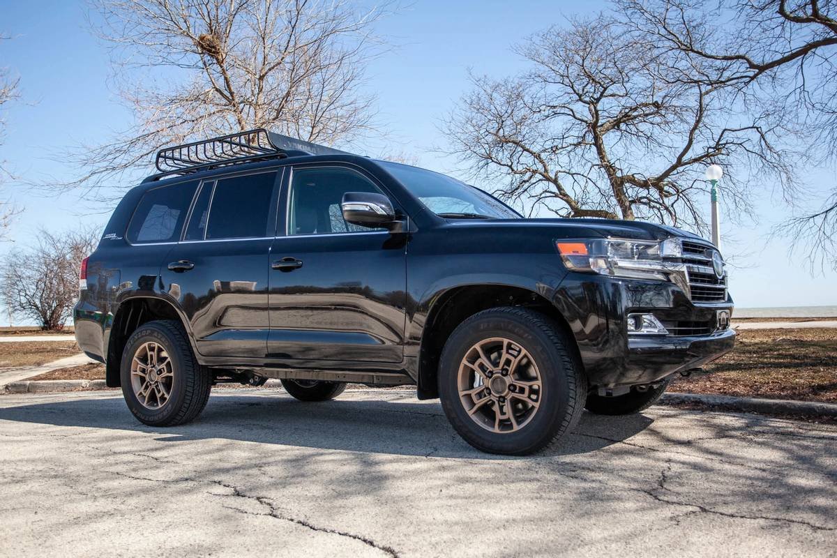 toyota-land-cruiser--heritage-edition-2021--02-angle--black--exterior--front.jpg