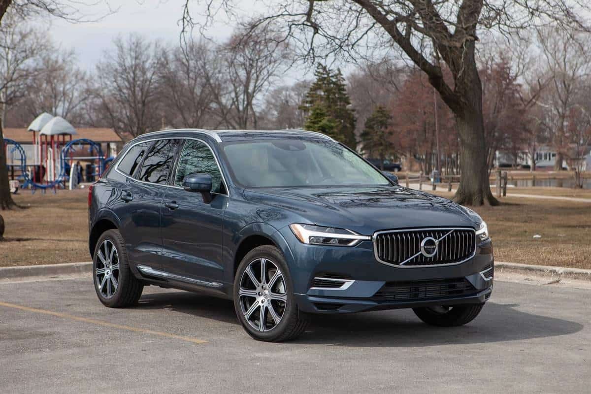 volvo-xc60--recharge-t8-inscription-2021--01-angle--blue--exterior--front.jpg