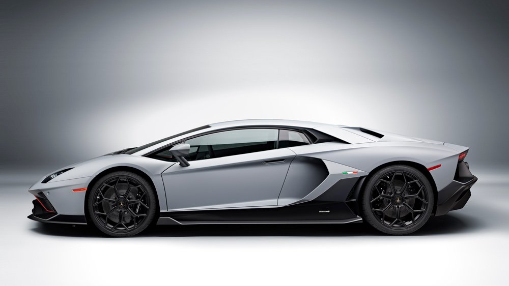 The 2022 Lamborghini Aventador LP 780-4 Ultimae supercar.