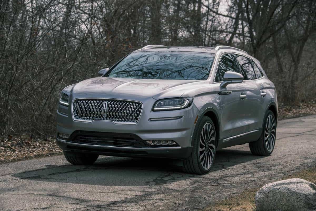 Lincoln-nautilus-2021-04-angle--exterior--front--silver.jpg