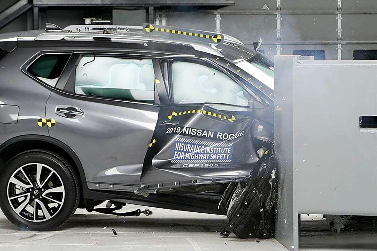 19-Nissan-Rogue-Crash-Test-IIHS