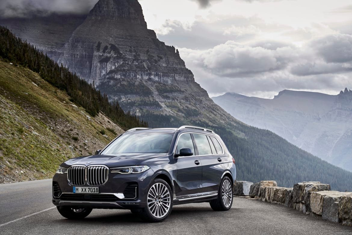 10-bmw-x7-2019-angle--black--exterior--front--mountains--outdoor