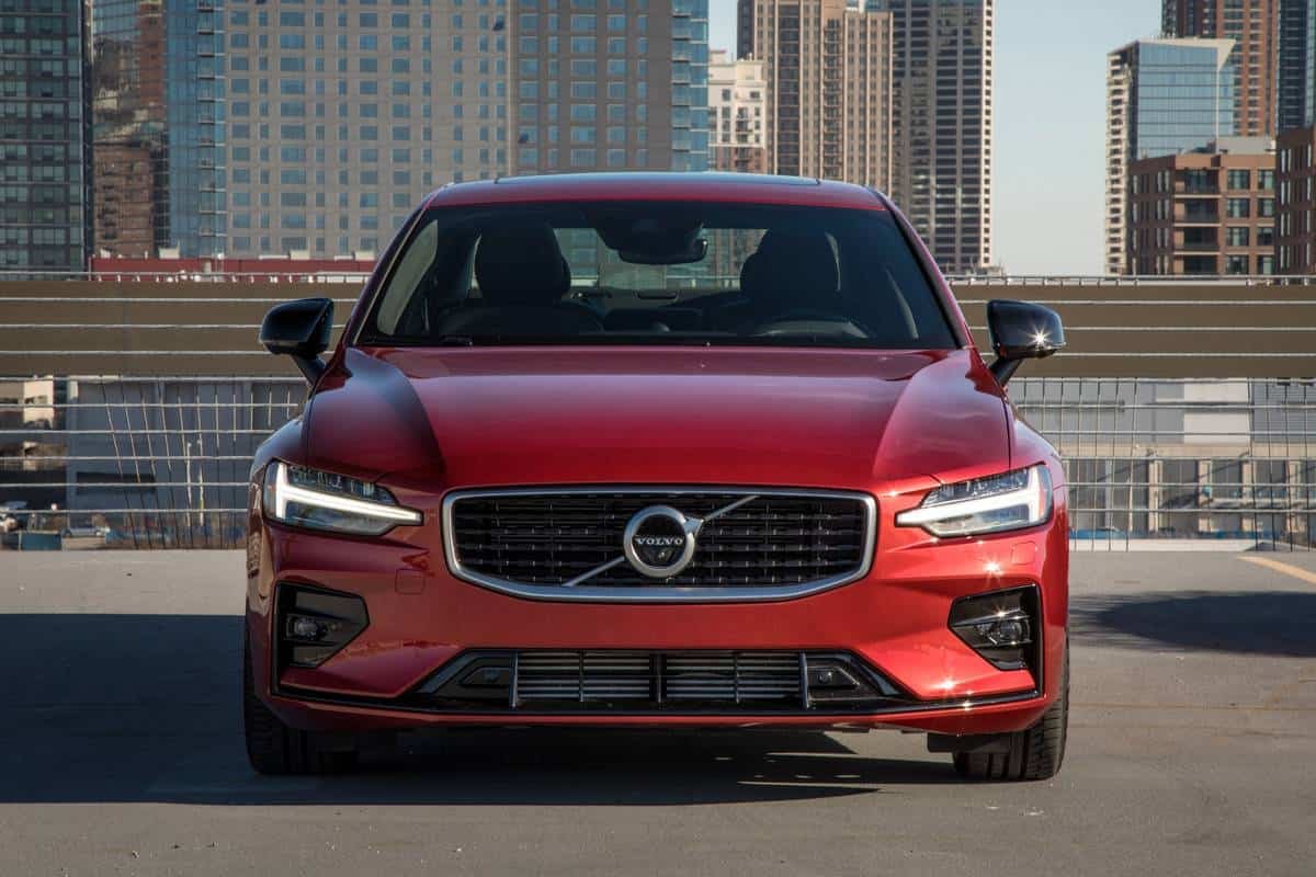 03-volvo-s60-2019-exterior--front--red--urban.jpg