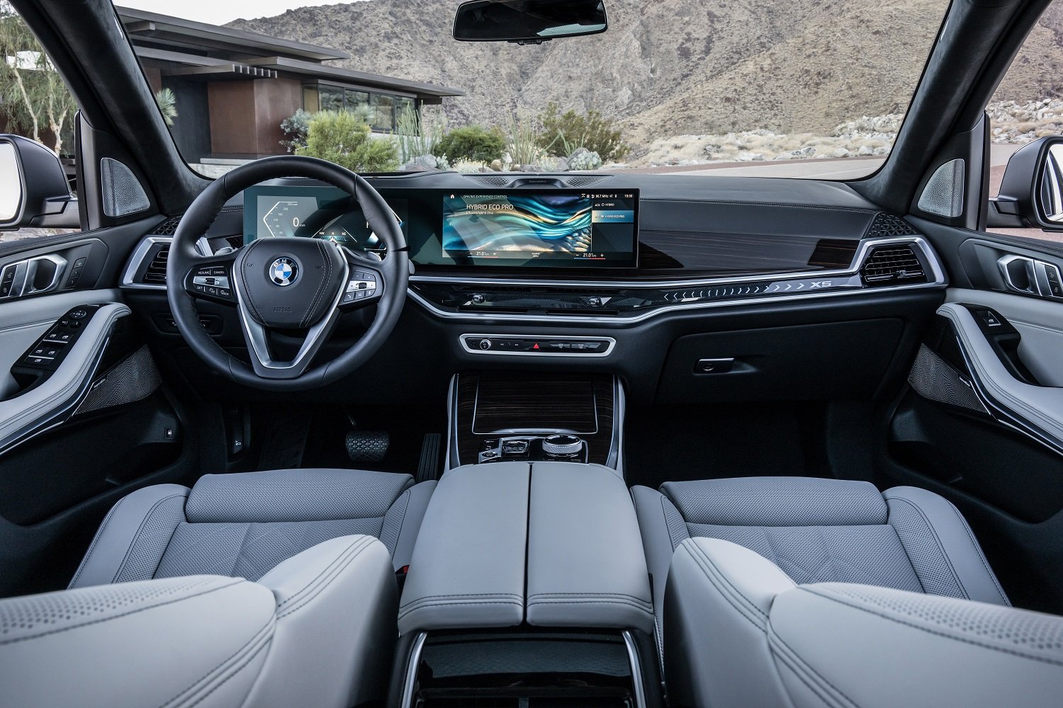 Facelift BMW X5 officially debuts