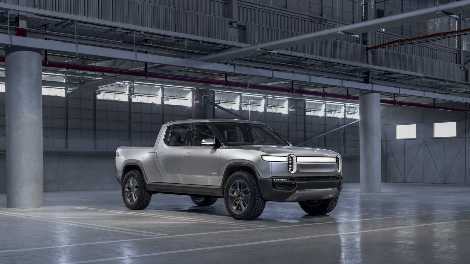 Rivian R1T Flexes Its Muscle With EyePopping Towing Capacity revRebel