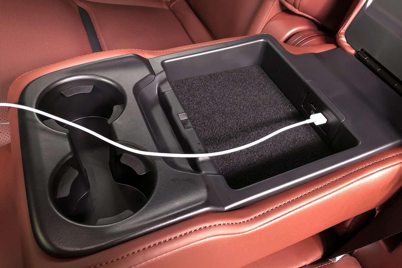 mazda-cx-9-2019-02-armrest--interior--outlet.jpg