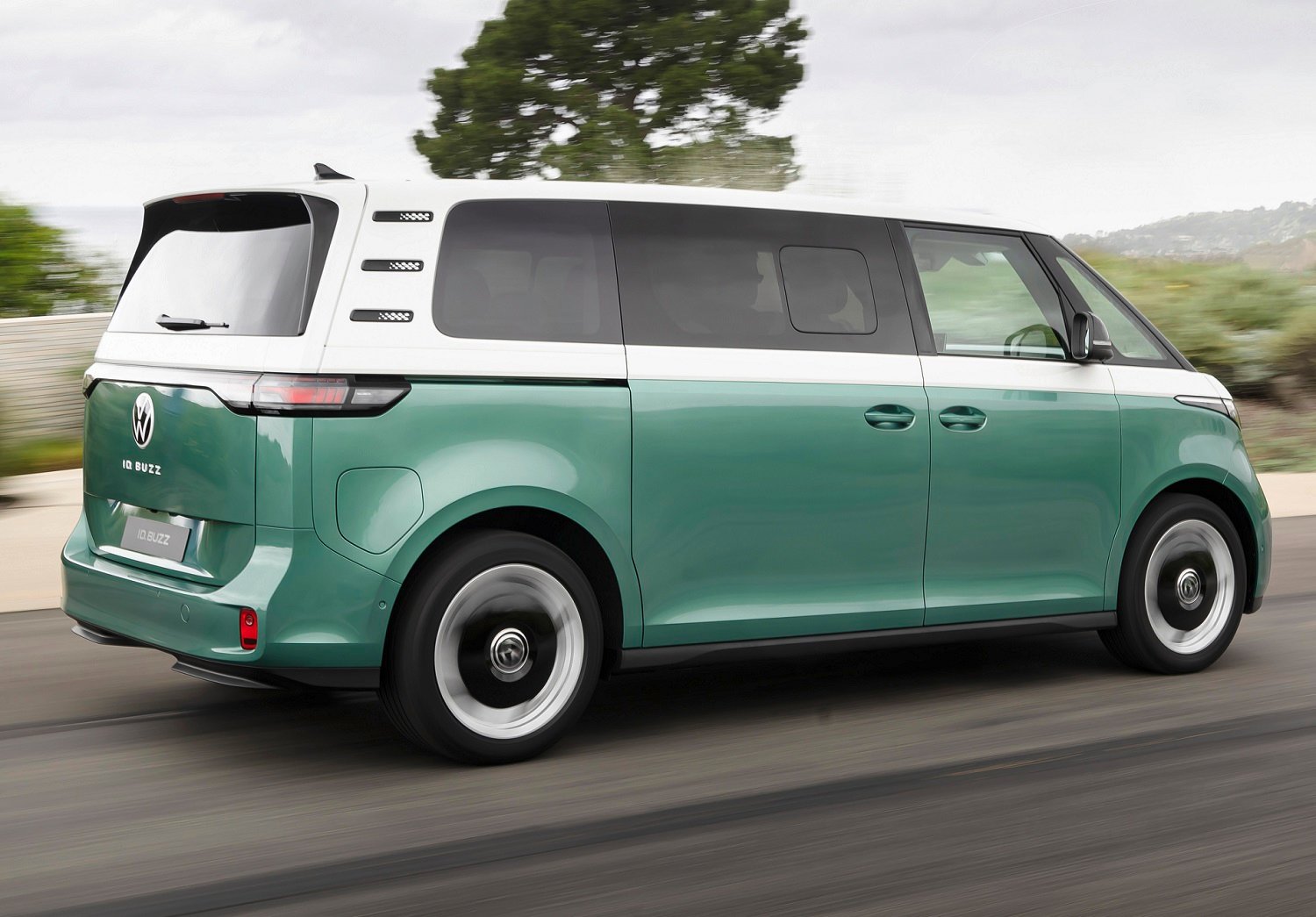 Extended wheelbase Volkswagen ID. Buzz revealed