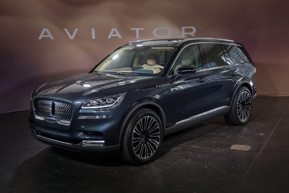 01-lincoln-aviator-suv-angle--autoshow--blue--exterior--front.jp