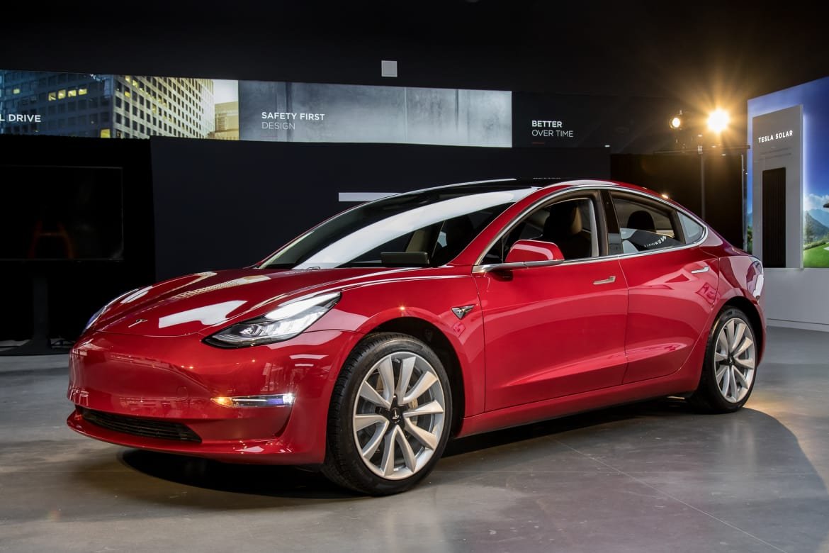 18_Tesla_Model 3_CL.jpg