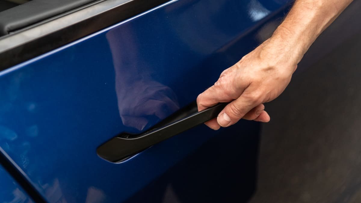 Tesla Model 3 owner gets a chip implanted into his hand to unlock his car-0
