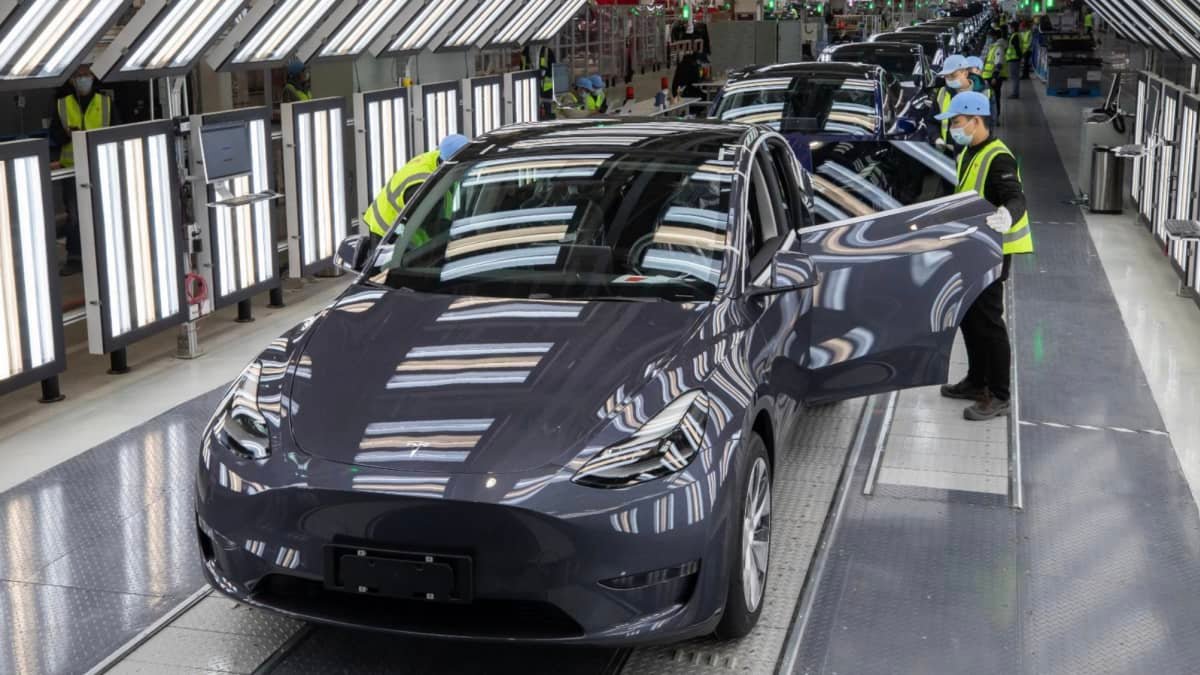 Tesla’s share price continues to drop as production slows