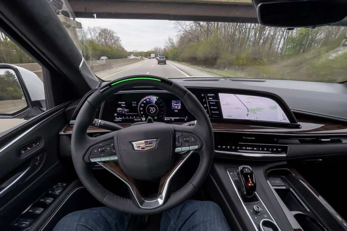 cadillac-escalade-sport-platinum-2021--09-cruise-control--dynamic--front-row--interior.jpg