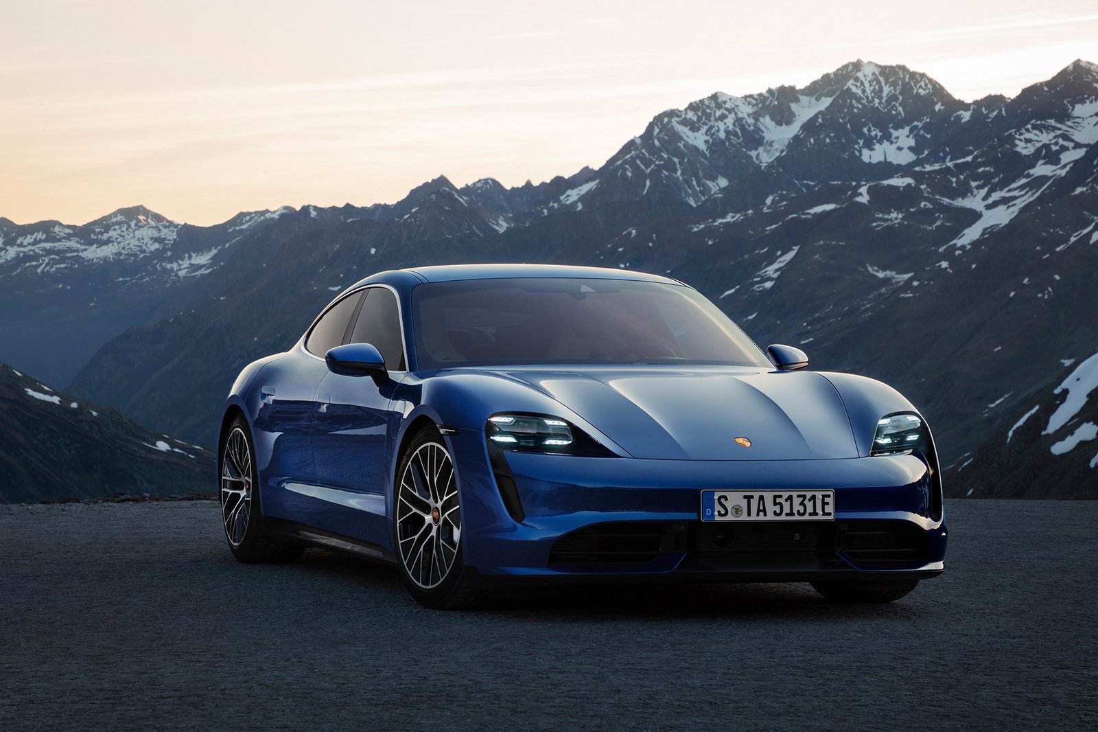 porsche-taycan-turbo-2019-01-angle--blue--exterior--front.jpg