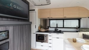 The Aero Build Coast's kitchen and dining area