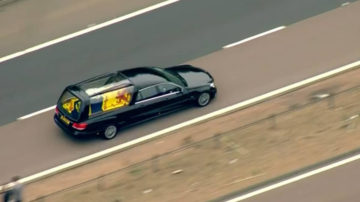 The Queen’s hearse: The Mercedes-Benz that carried Queen Elizabeth’s coffin to Edinburgh-0