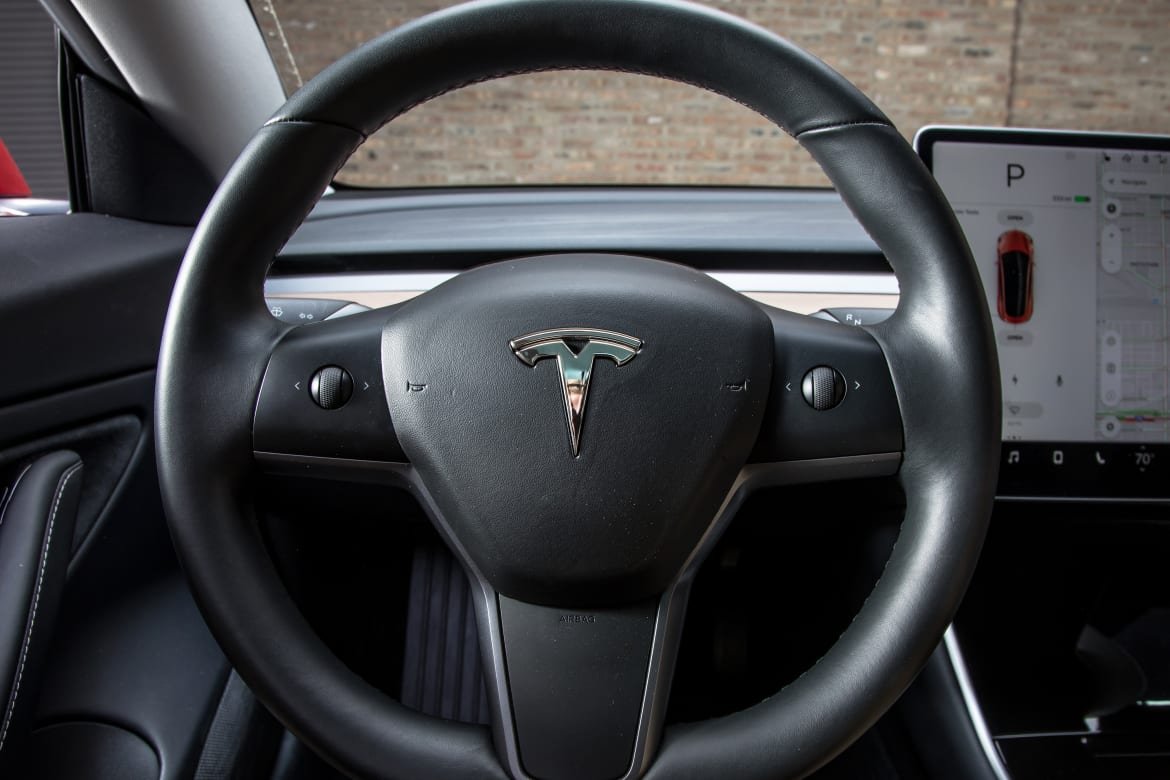 27-tesla-model-3-2018-interior--steering-wheel.jpg