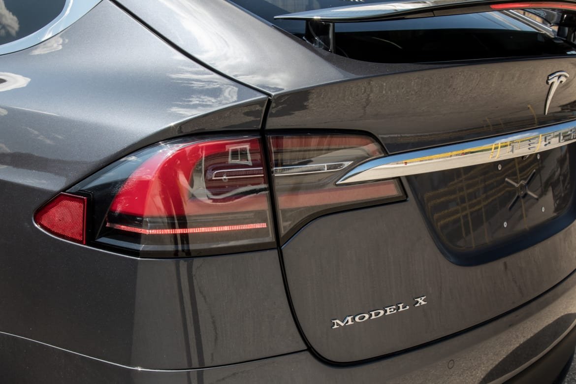 28-tesla-model-x-2018-exterior--grey--taillights.jpg
