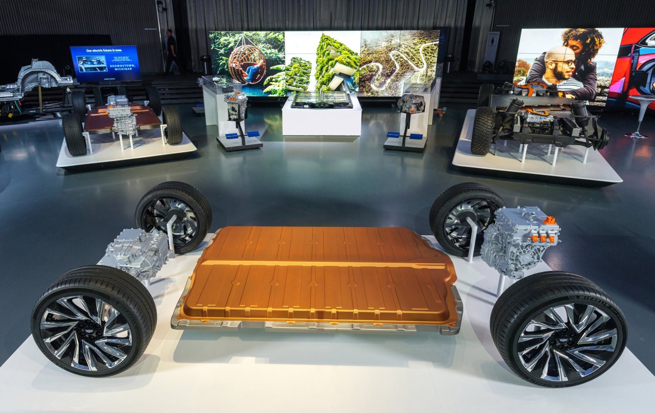 The mid-engine car is dying; long live mid-battery