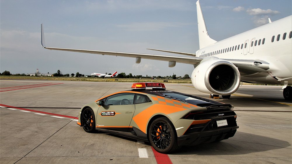 Lamborghini Huracán Follow Me Car